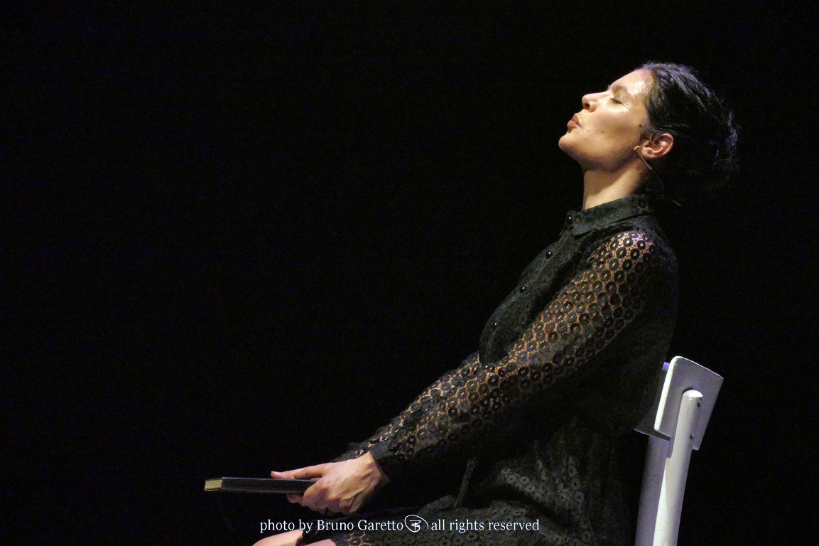 Fotografia di scena da SOIT GENTIL ET TIENS COURAGE L'ALBERO DI ANNE Teatro Le Musichall