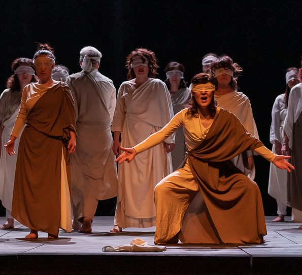 Allieve e allievi in scena durante un corso di teatro